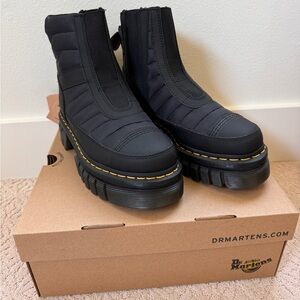 Dr. Martens AUDRICK QUILTED PLATFORM CHELSEA BOOTS, SZ 8, NWT